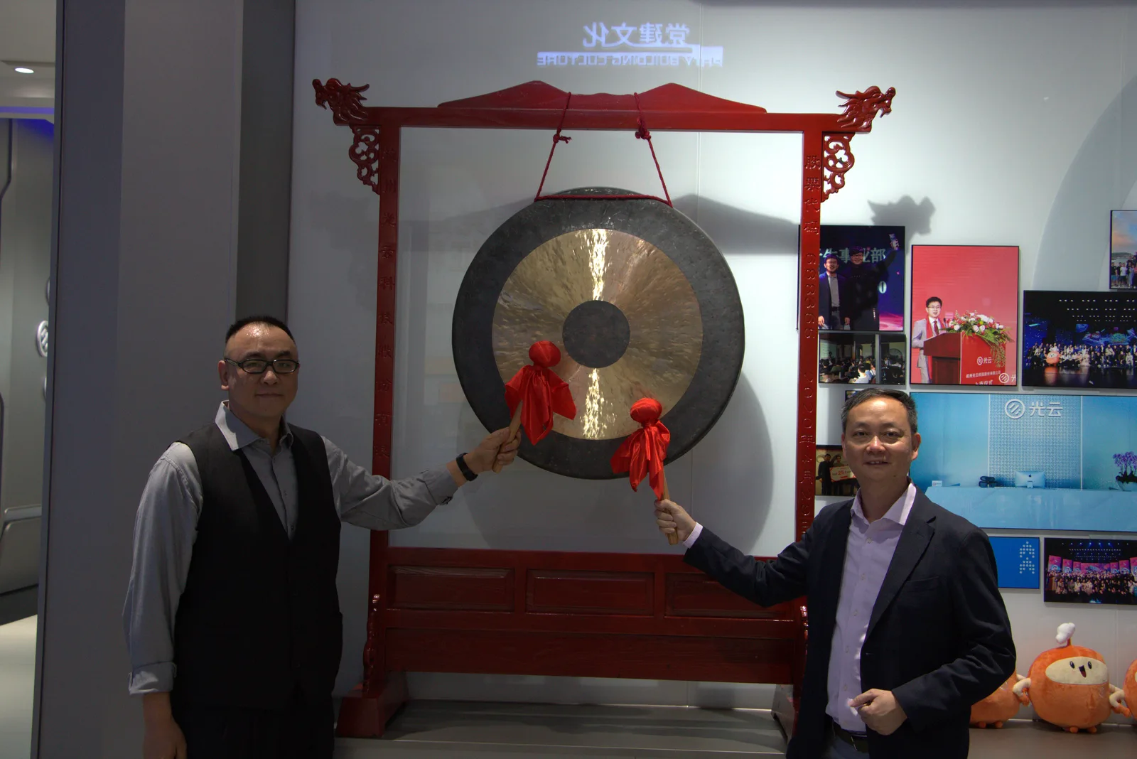 Ceremonial gong-strike marking the delegation's visit at the SaaS company's headquarters